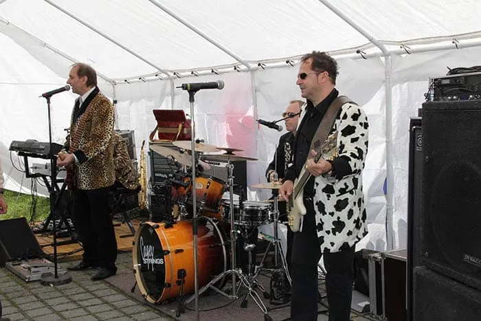 Live-Musik der Cagey Strings beim Jubiläumsfest von Creativ Haarstudio.