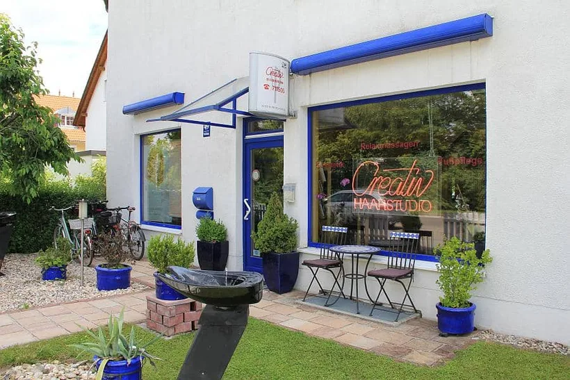 Außenansicht des Friseursalons Creativ Haarstudio in der Waldwiesenstraße, München-Großhadern.